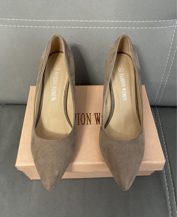 Обувки на ток в бежов цвят