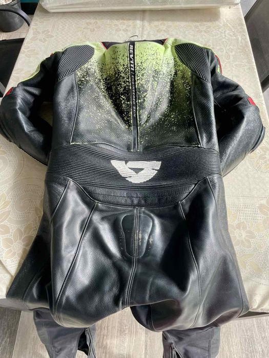 Кожен костюм REVIT