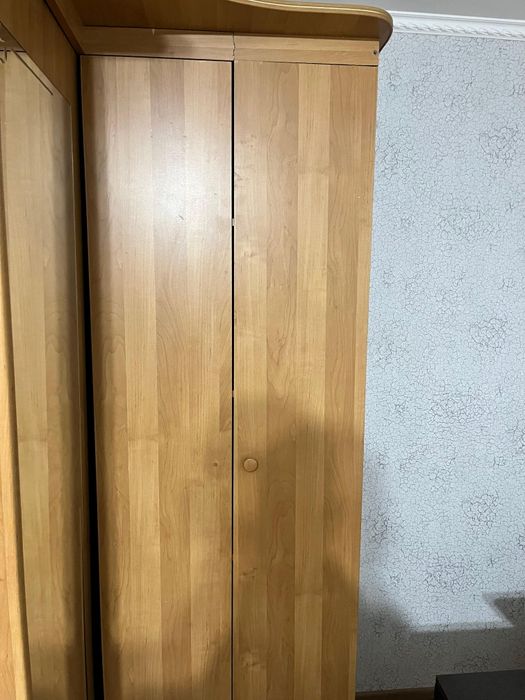 Шкаф угловой в хорошем состоянии.