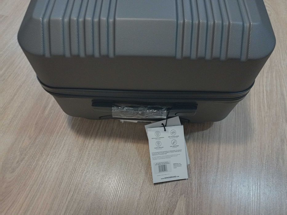 Елегантен Куфар Wings 28"