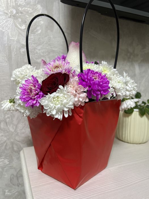 Корзина хризантем с розой