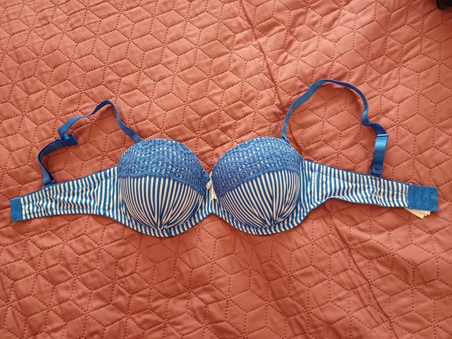 Vand sutien albastru cu alb 85C în stare perfectă