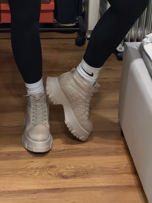 Демисезонние ботинки от CHARLES & KEITH