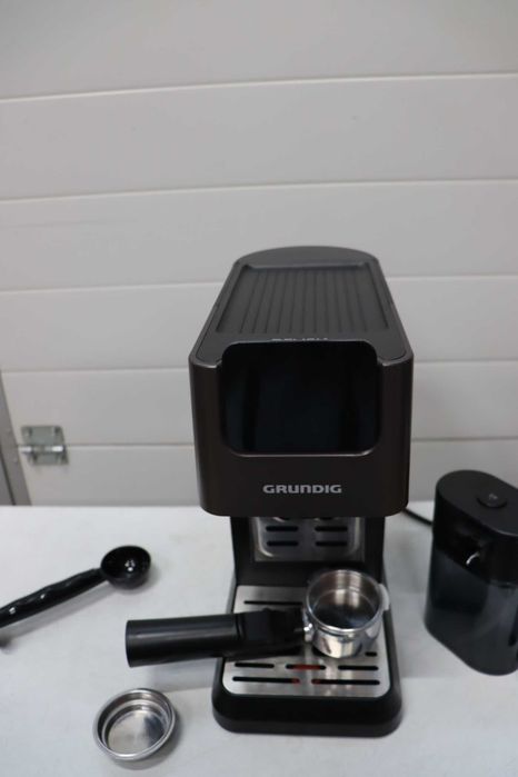 Кафемашина GRUNDIG KSM 5330, вграден контейнер за мляко, 1628W, 15bar , двойна дюза, цветен сензорен екран, BrewSense, CreamyPro, лек ДЕФЕКТ на каната