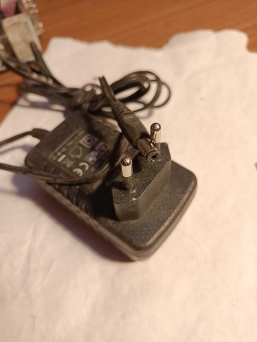 Продам адаптер питания   5V--3A.