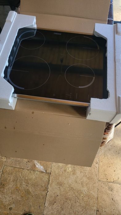 Plita electrica ZANUSSI vitroceramica, nu este pe inductie.