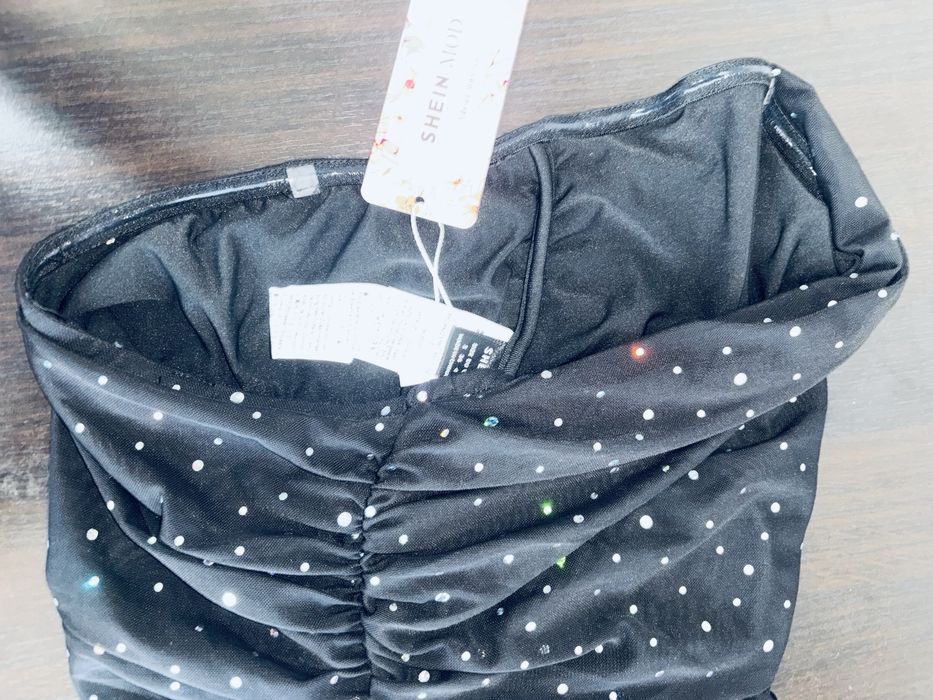 Top negru cu pietricele