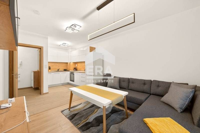 Двустаен, чисто нов, обзаведен апартамент за продажба, със собствен дв