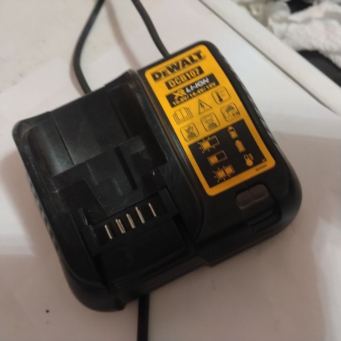 Încărcător DeWalt Li-Ion – Second-hand, funcțional