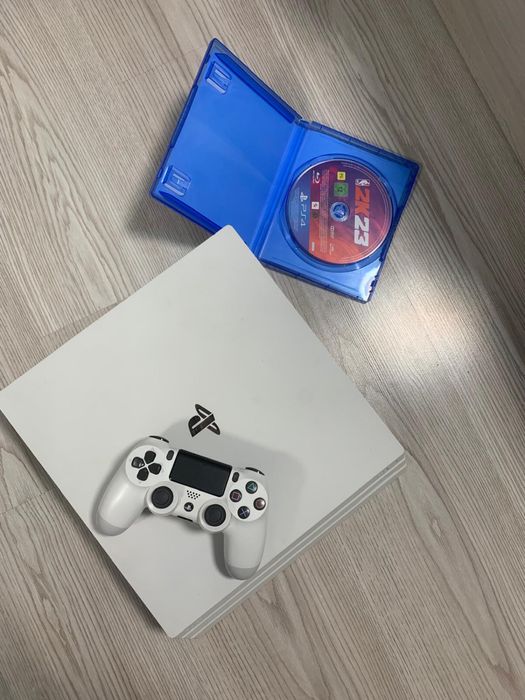 Vand Playstation 4 pro editie limitată