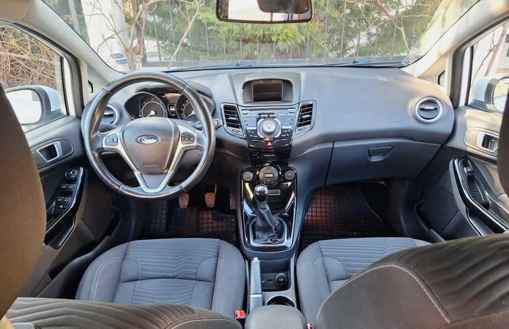 Продавам Ford Fiesta 2013