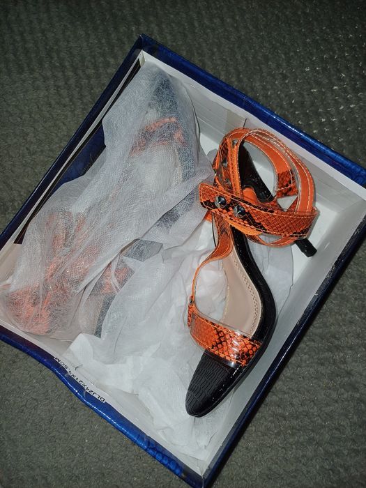 Sandale cu toc înalt de vânzare