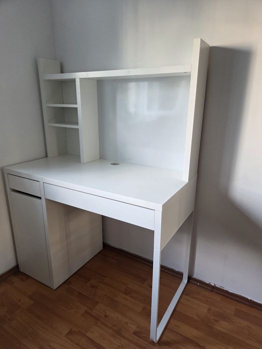 Birou MICKE Ikea cu whiteboard