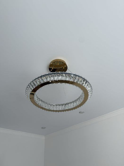 Продам диван, две люстры и ковер