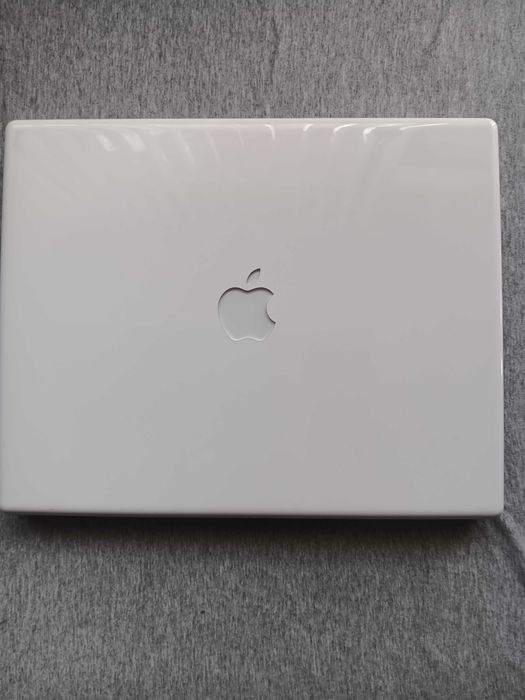 Лаптоп Apple Епъл