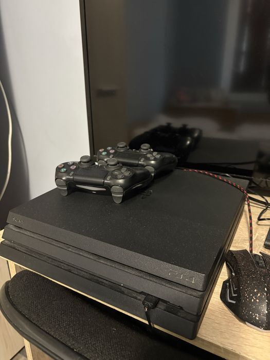 Playstation 4 pro 1tb + 2 джойстика и 8 игри