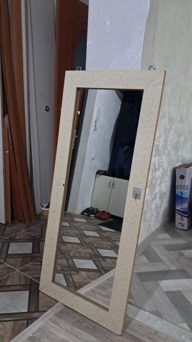 Продается настенное зеркало