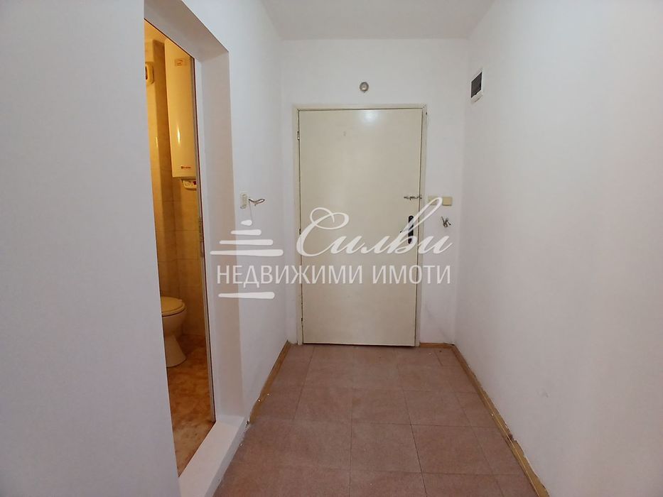 Дава се под наем Едностаен апартамент в Шумен, Център - 33 кв.м за 153 € - Снимка #4