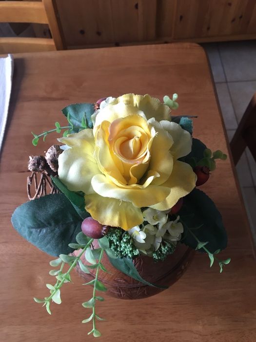 Дървени вази и изкуствени цветя