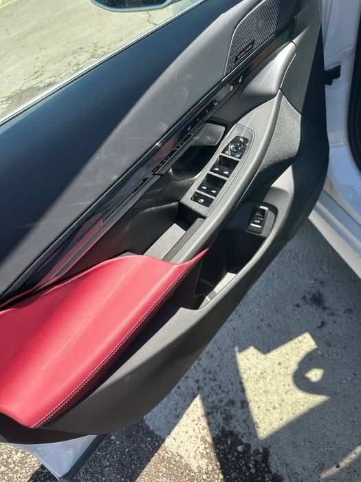 Bmw i5 40L 713 kmlik, M paket, dop opsiyasi bor. Oq va qora rangi bor