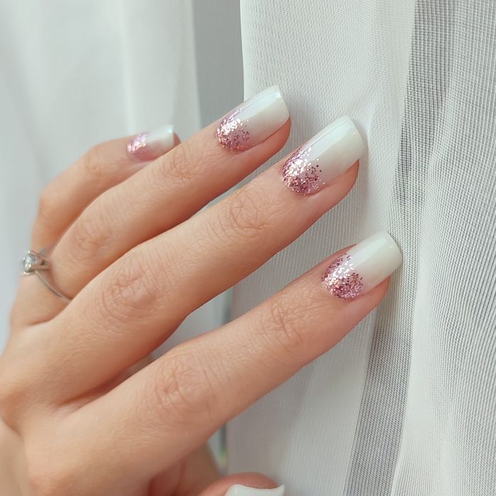 Ofer servicii de manichiura