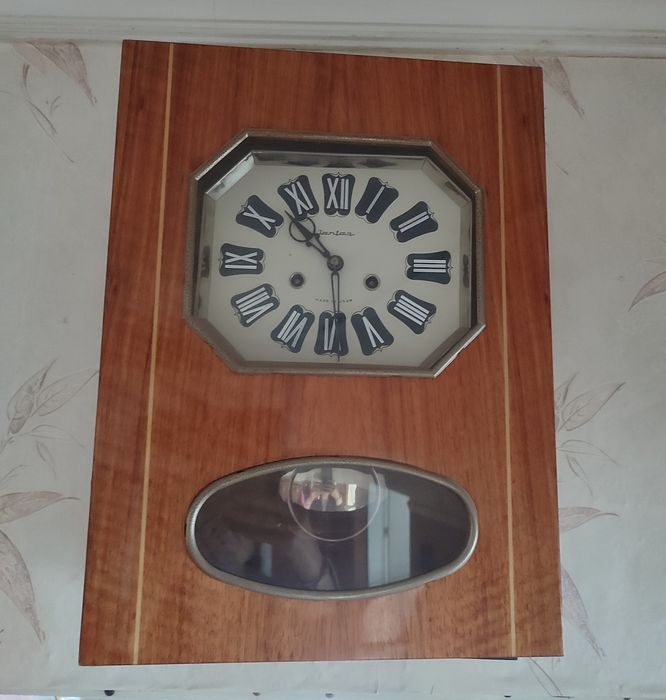 Работещ старинен часовник с махало