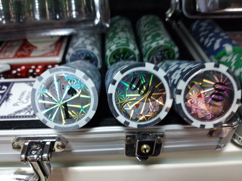 Set poker profesional. 300 jetoane imprimate. 11.5 g.