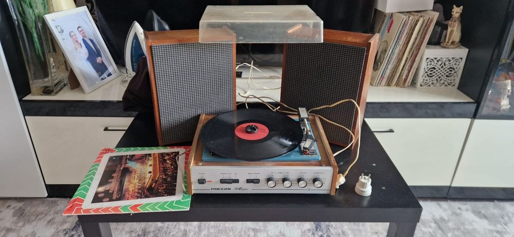 Проигрыватель Россия + 2 колонки.