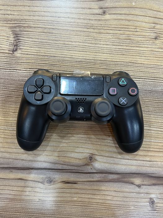 Джойстик от PS4.