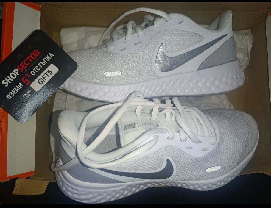 Чисто нови маратонки Nike Revolution  5