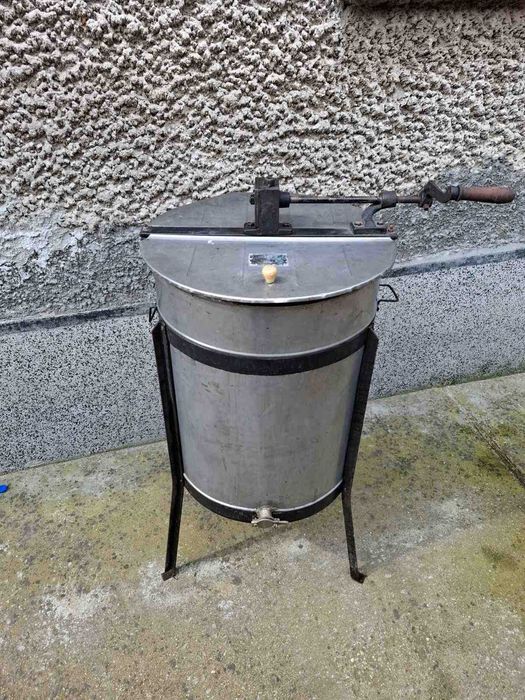 Центрофуга за мед