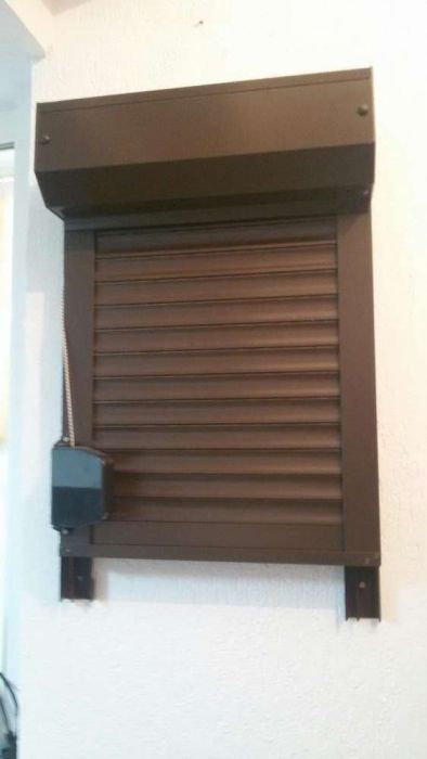 Jaluzele simple sau cu caseta și ghidaj