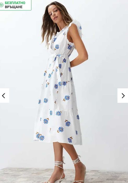 Дълга бяла лятна рокля на цветя