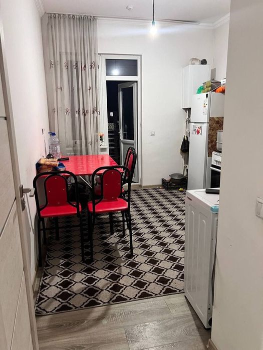 Yangi darxonda qizlarga oila bilan sheriklikga kvartira bor