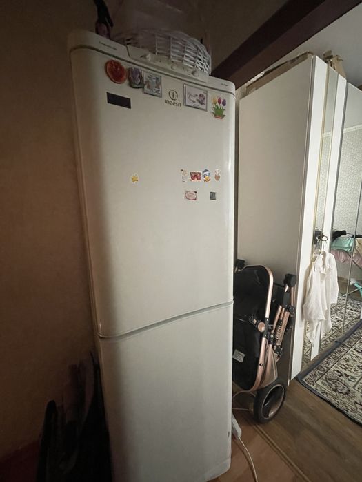 Продам холодильник indesit