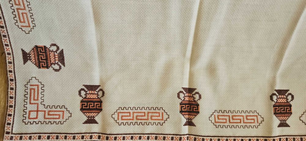 Бродирана покривка