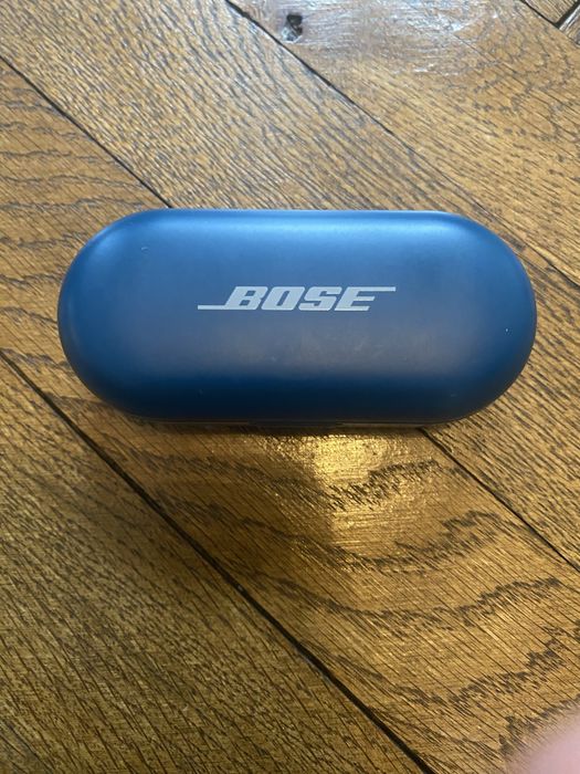 Зареждаща кутия BOSE Sport Earbuds