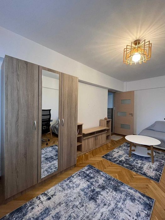 Ofer spre închiriere apartament de 2 camere în spatele Primăriei, în centrul Craiovei