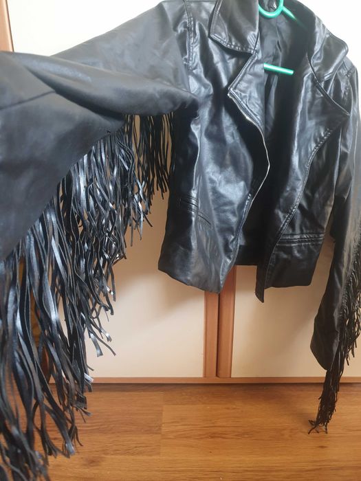 Яко дамско яке с ресни