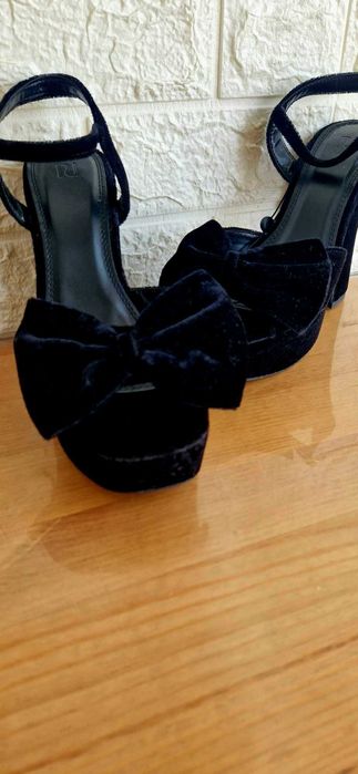 Sandale noi, aspect catifea River Island.