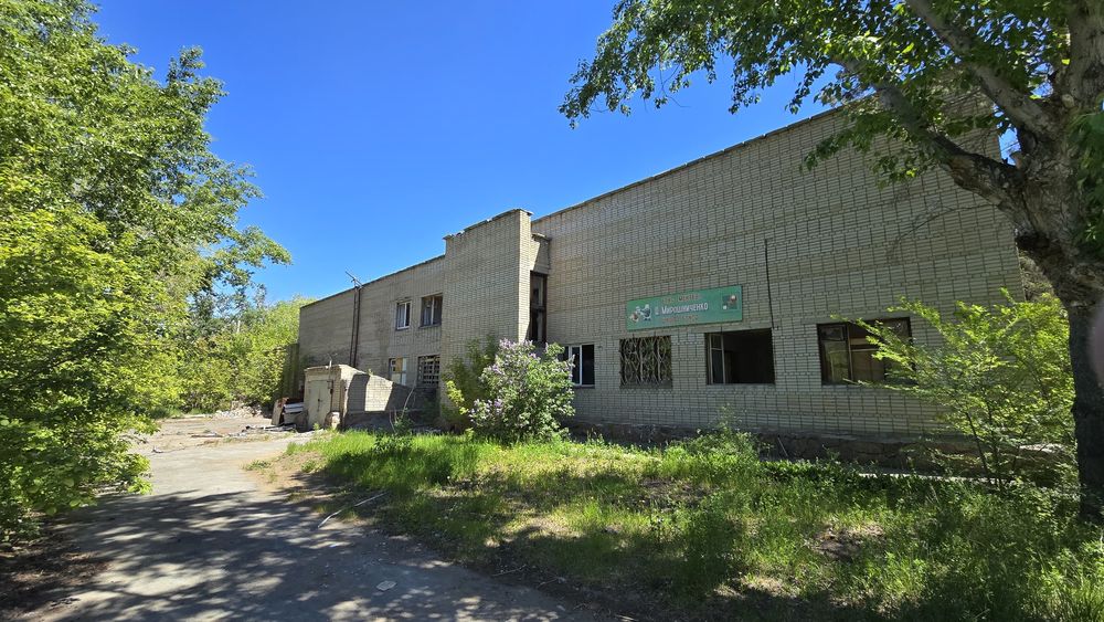 Здание с территорией