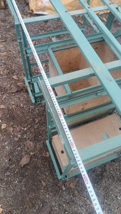 Стол для инструмента.