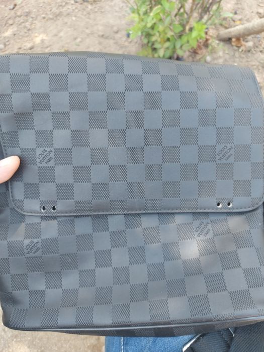 Louis Vuitton Damier Graphite District GM Messenger Bag. Ref: M47542