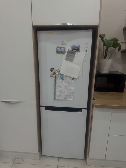 Холодильник indesit, столы, стол с тумбой б/у