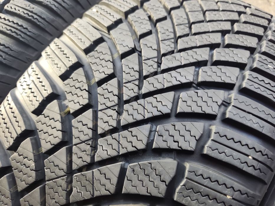 235/45/18" 4бр Bridgestone blizzak lm001,dot2022,6-7mm