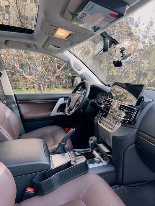 Toyota Land Cruiser 200, 2019 г. — 84 000 км—Белый — 4.0 V6 — бак 150л