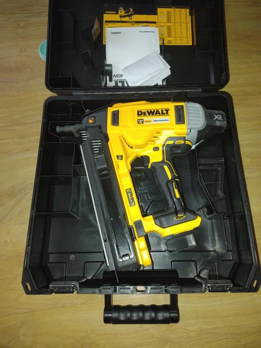 Пушка за Бетон БАТЕРИЯ И ЗАРЯДНО ЧИСТО НОВИ!!!  и пирони за нея