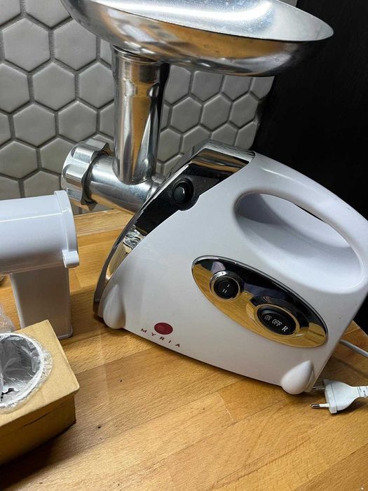 Mașina tocat carne noua Myria