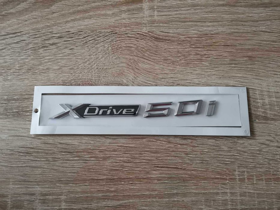 сребрист надпис BMW Xdrive 50i