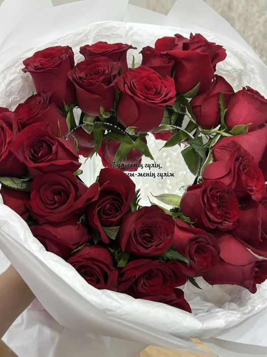 Букет из 25 роз с зерколем в форме сердца